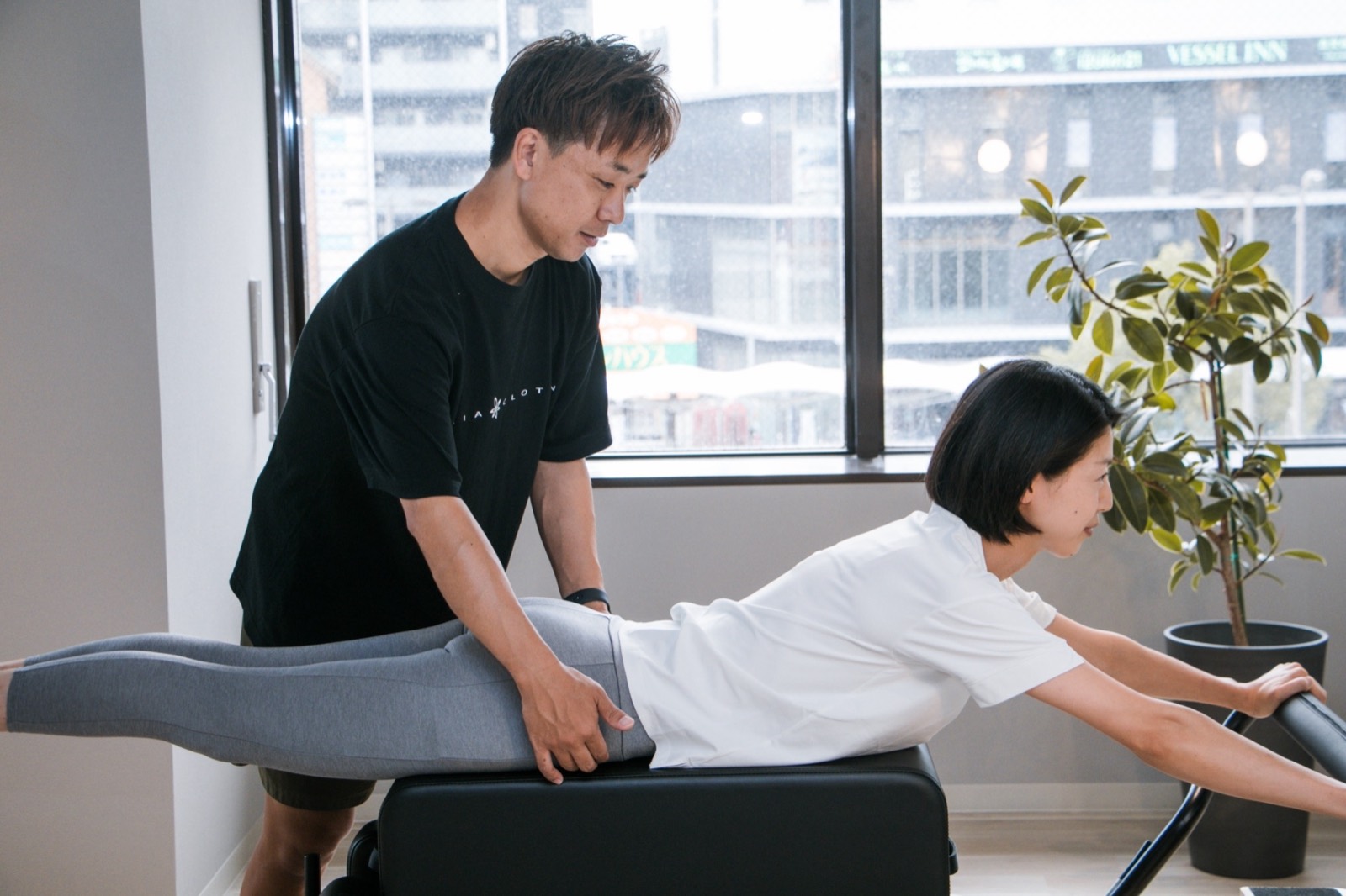 うつ伏せの姿勢で背中の動きを確認するレッスン