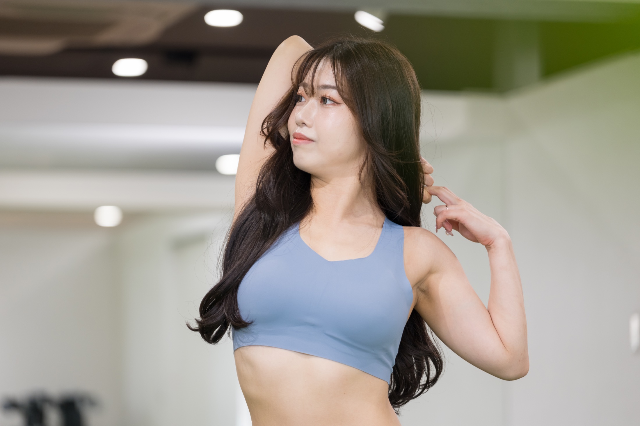 レッスン前に呼吸を整える女性